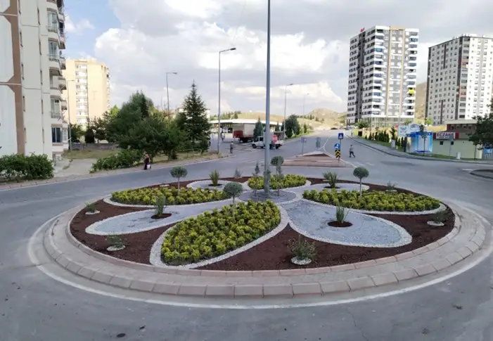 MELİKGAZİ’DE KURU PEYZAJ İLE İLÇE RENKLENİRKEN TASARRUF DA SAĞLANIYOR   